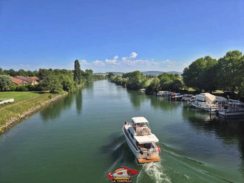 Direction lac Morat. Débarcadère de Sugiez, Mont-Vully, canal de la Broye, canton de Fribourg