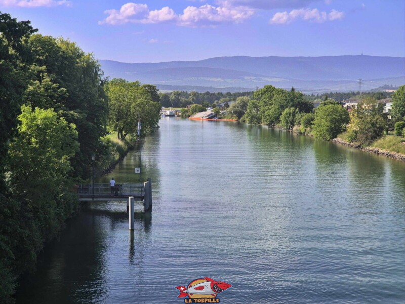 Direction lac Neuchâtel. Débarcadère de Sugiez, Mont-Vully, canal de la Broye, canton de Fribourg