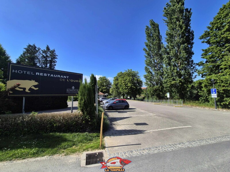 Parking. Débarcadère de Sugiez, Mont-Vully, canal de la Broye, canton de Fribourg