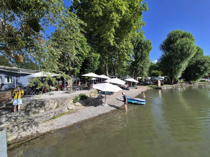 plage en graviers du camping Muntelier. Plage du Camping Muntelier, région Morat.