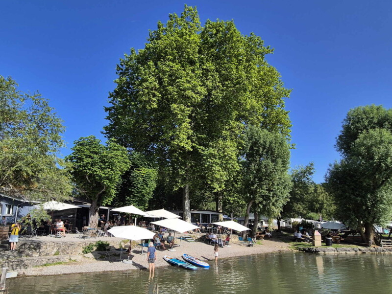 plage en graviers du camping Muntelier. Plage du Camping Muntelier, région Morat.