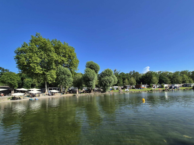 Une vue d'ensemble de la plage. Plage du Camping Muntelier, région Morat.