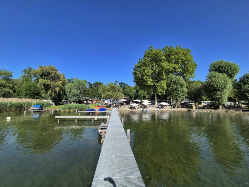 Le grand ponton direction plage. Plage du Camping Muntelier, région Morat.