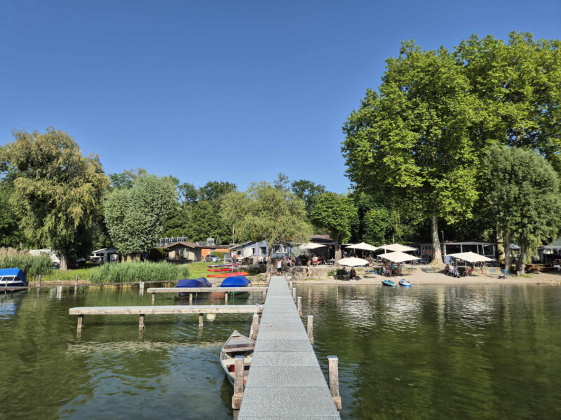 Le grand ponton direction plage. Plage du Camping Muntelier, région Morat.
