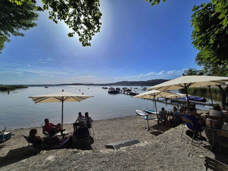 plage en graviers du camping Muntelier. Plage du Camping Muntelier, région Morat.