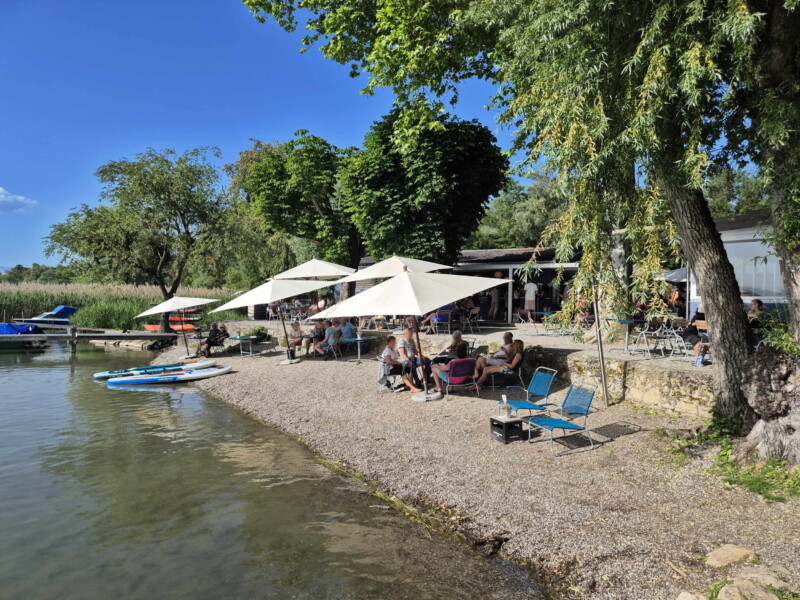 La plage du camping Muntelier. Il s'agit d'une plage publique. Plage du Camping Muntelier, région Morat.