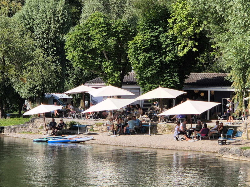 plage en graviers du camping Muntelier. Plage du Camping Muntelier, région Morat.