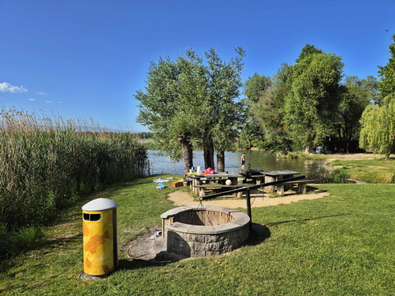 Grill et Tables. Plage municipale de Montilier, région du lac, canton de Fribourg, lac de Morat.