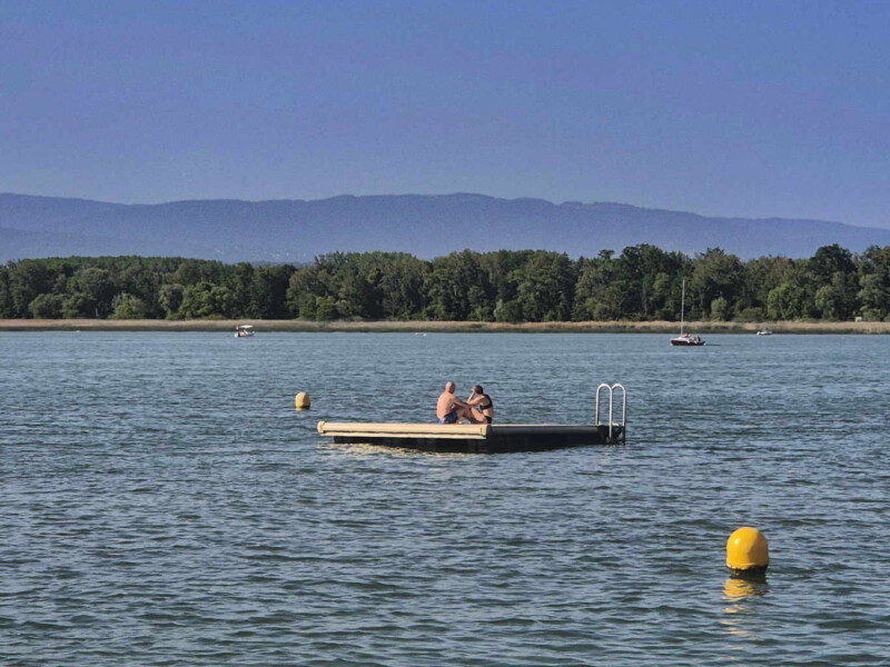 Radeau. Plage municipale de Montilier, région du lac, canton de Fribourg, lac de Morat.