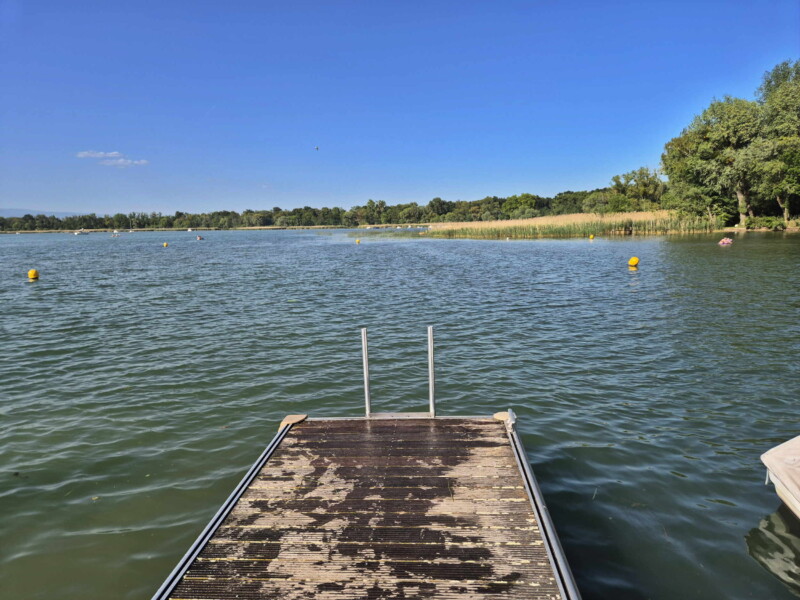 Ponton. Plage municipale de Montilier, région du lac, canton de Fribourg, lac de Morat.