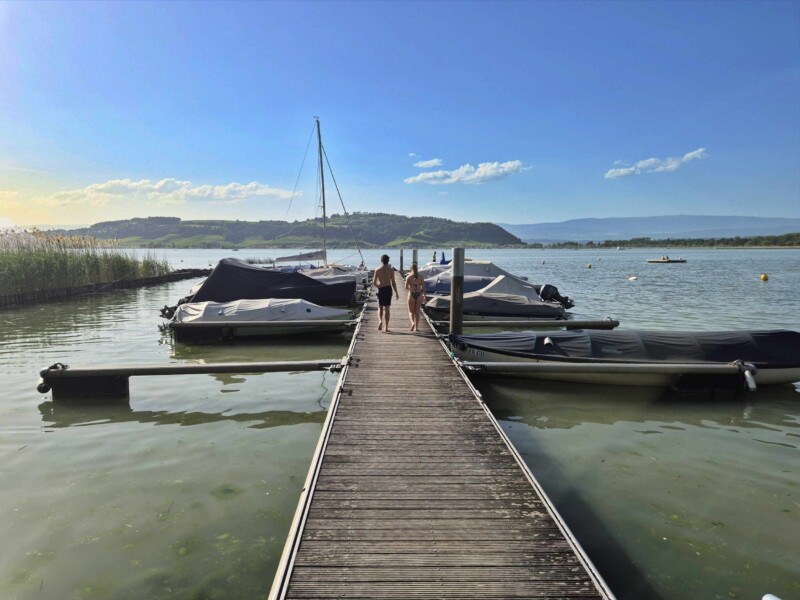Ponton. Plage municipale de Montilier, région du lac, canton de Fribourg, lac de Morat.