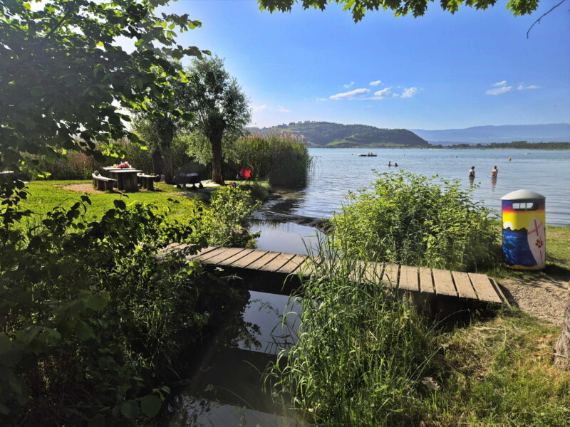 Ruisseau Löwenbergbach. Plage municipale de Montilier, région du lac, canton de Fribourg, lac de Morat.