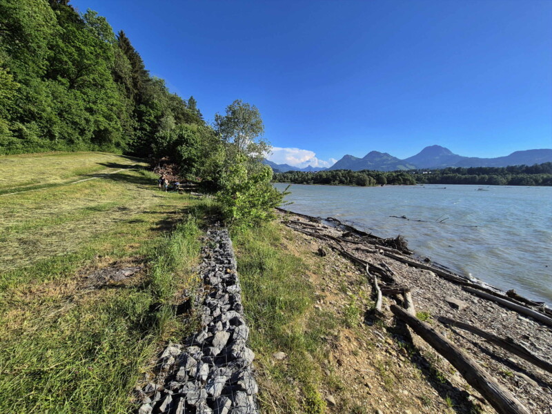 Le mur de soutien qui empêche la zone de pelouse de s'effondrer dans le lac.