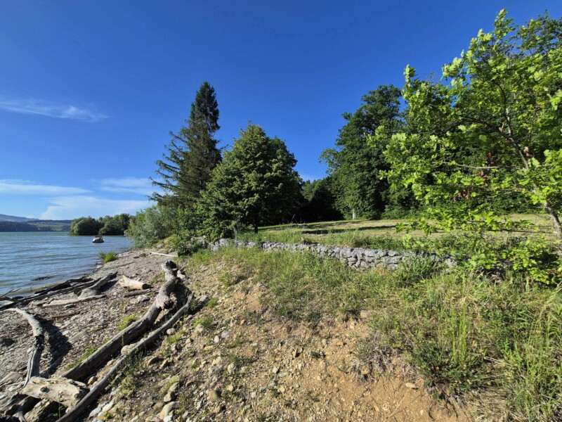 Le mur de soutien qui empêche la zone de pelouse de s'effondrer dans le lac.