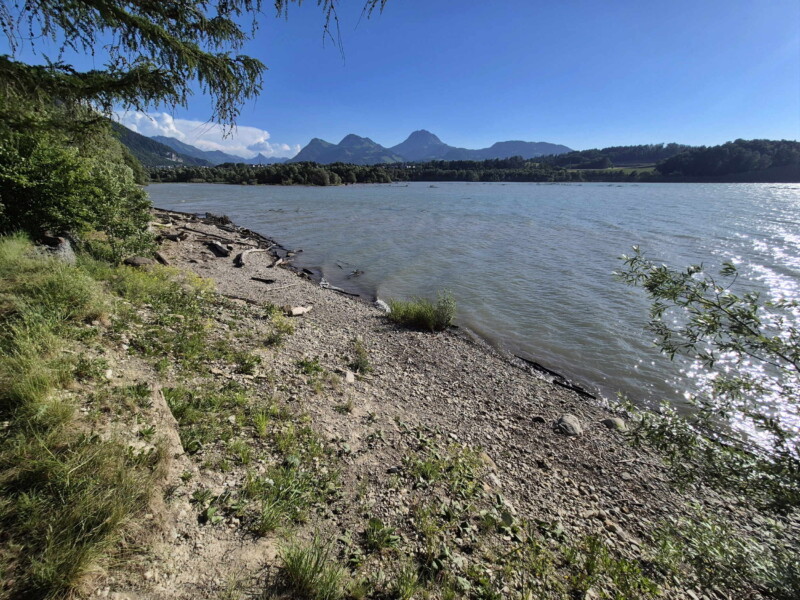 Les galets de la plage de Botterens avec la vue sur le Moléson. Les galets de la plage de Botterens avec la vue sur le Moléson.