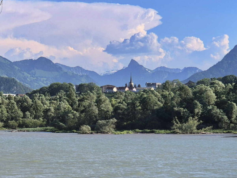 Le village de Broc et son église depuis la plage de Botterens. Le village de Broc et son église depuis la plage de Botterens.