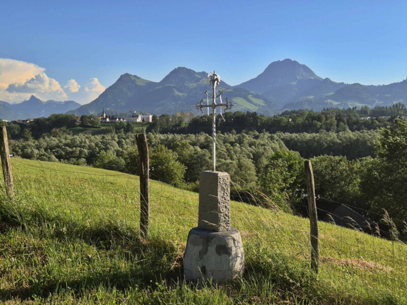 La croix située à côté de la Ferme de la Fin du Chêne est une croix de chemin érigée en 1929. Dans le canton de Fribourg et particulièrement en Gruyère, ces monuments ruraux n'ont pas de vocation funéraire mais témoignent de la piété populaire locale. La croix située à côté de la Ferme de la Fin du Chêne est une croix de chemin érigée en 1929. Dans le canton de Fribourg et particulièrement en Gruyère, ces monuments ruraux n'ont pas de vocation funéraire mais témoignent de la piété populaire locale.