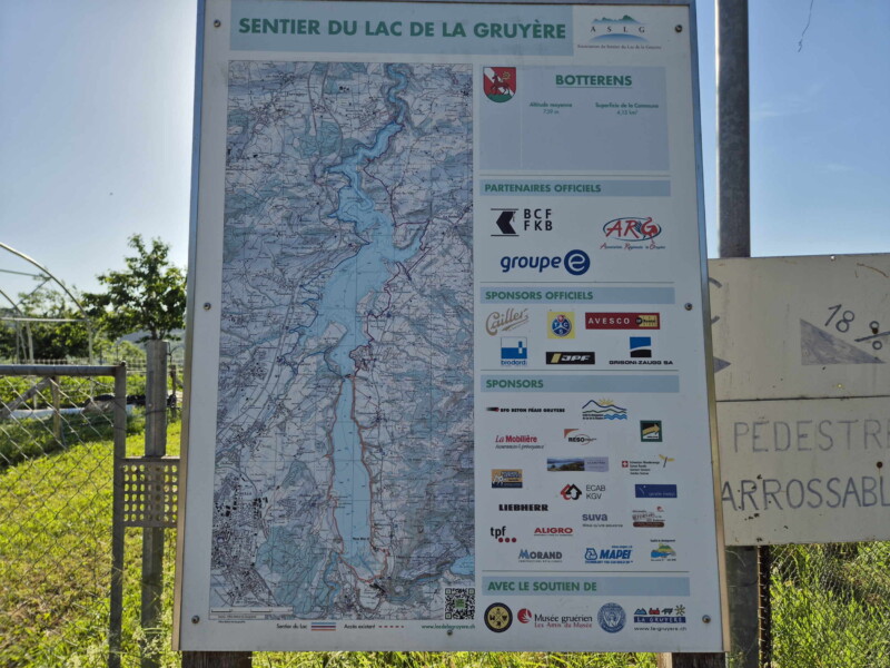 Un panneau qui vient rappeler que la plage de Botterens se trouve sur le sentier du lac de la Gruyère. Un panneau qui vient rappeler que la plage de Botterens se trouve sur le sentier du lac de la Gruyère.