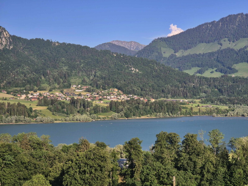 La vue rapprochée depuis le village de Morlon. La plage et le village de Botterens. La vue rapprochée depuis le village de Morlon. La plage et le village de Botterens.