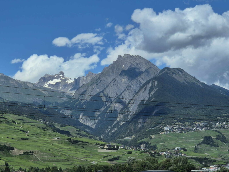La vallée de la Morge depuis l'autoroute A9. Sur la droite, le village de Savièse. La vallée de la Morge depuis l'autoroute A9. Sur la droite, le village de Savièse.