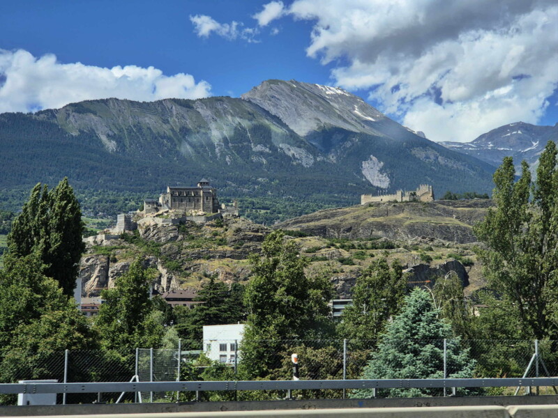 Valère et Tourbillon depuis le sud et l'autoroute A9. Valère et Tourbillon depuis le sud et l'autoroute A9.
