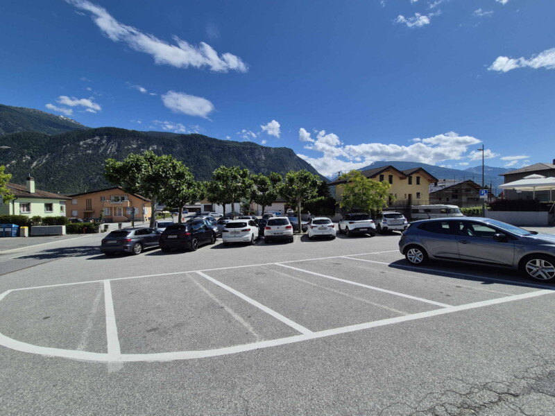 Le parking dans le village de St-Léonard. Le parking dans le village de St-Léonard.
