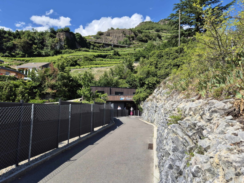 L'arrivée au bâtiment devant la grotte souterraine. L'arrivée au bâtiment devant la grotte souterraine.