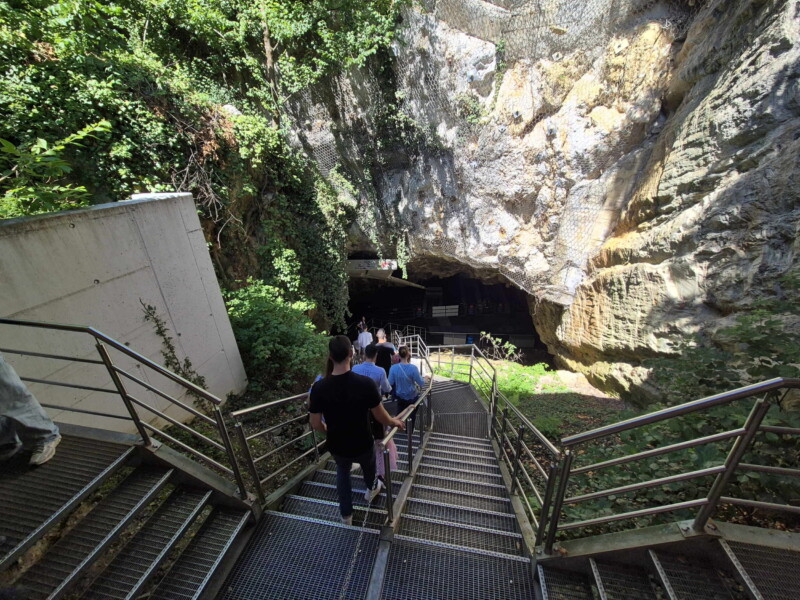 Les escaliers qui permettent de rejoindre le lac souterrain. Les escaliers qui permettent de rejoindre le lac souterrain.