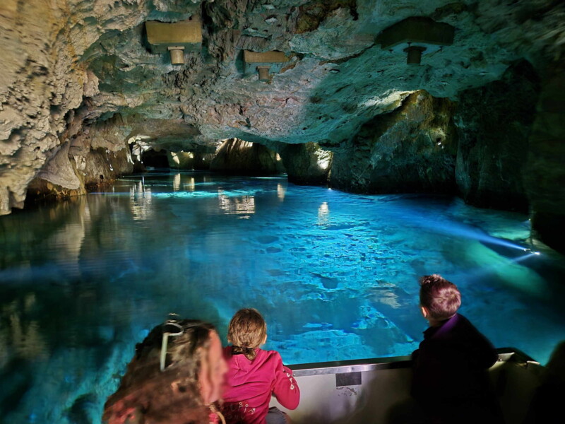 Des jeux de lumière dans la grotte. Des jeux de lumière dans la grotte.