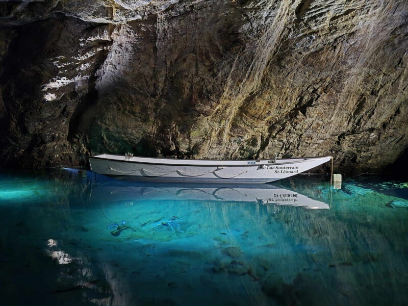Le fameux bateau à intérieur de la grotte. Le fameux bateau à intérieur de la grotte.