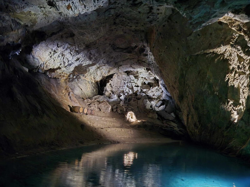 Le fond de la grotte visitable avec des tonneaux de vin. Le fond de la grotte visitable avec des tonneaux de vin.