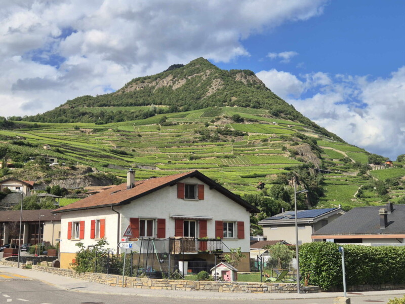 La statue depuis la ville de St-Léonard, dans la vallée du Rhône. La statue depuis la ville de St-Léonard, dans la vallée du Rhône.