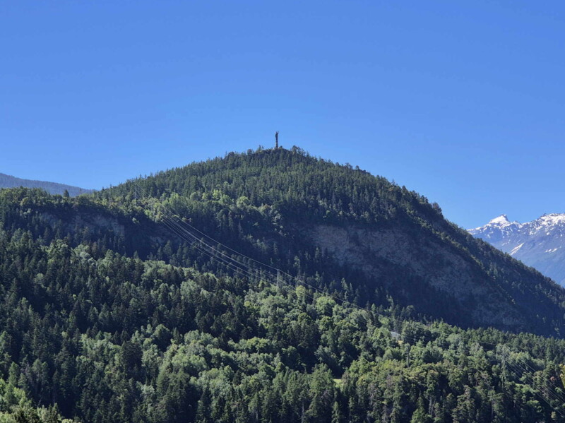 Le zoom sur la colline du Châtelard et sa statue du Christ.