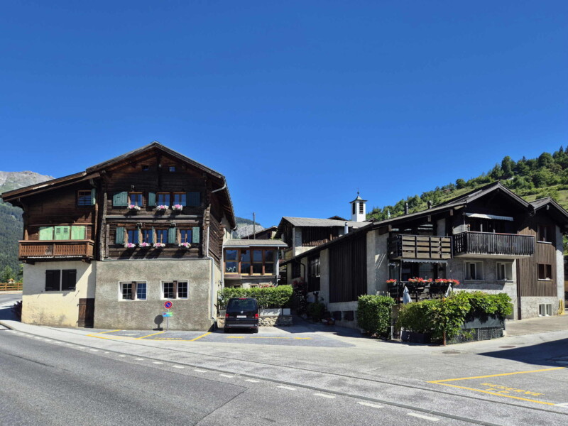 Le village d'Icogne en descendant la route principale.