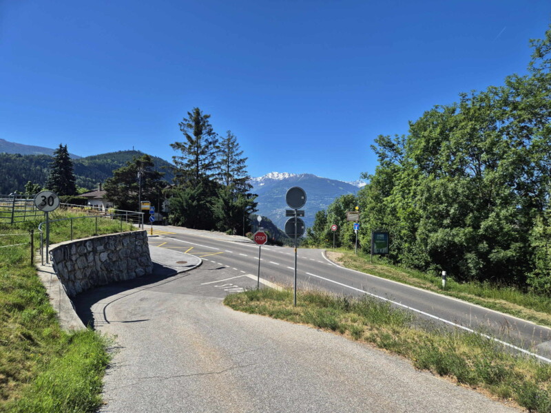 Le chemin qui mène en descente au lit de la rivière Lienne, point de départ du bisse de Clavau. Randonnée bisse de Clavau.