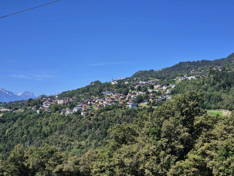 Descente à la Lienne. La vue sur les localités de Luc, St-Romain et Fortunau qui font partie de la commune d'Ayent. Randonnée bisse de Clavau.
