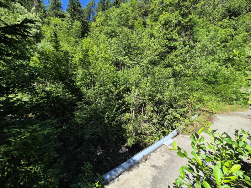 Descente à la Lienne. Le petit pont sur la Lienne qui permet de passer sur la rive droite du torrent et d'entrer dans la commune d'Ayent. Randonnée bisse de Clavau.