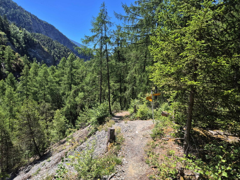 Gorges de la Lienne. Le passage par le lieu-dit "Les Hombes" à 711 mètres d'altitude. Randonnée bisse de Clavau.