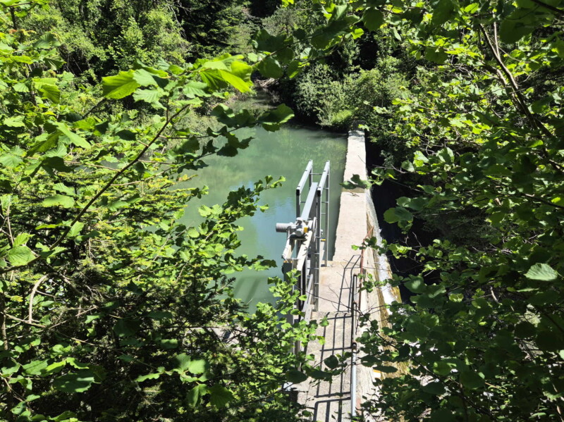 La retenue d'eau qui alimente le bisse de Clavau.Gorges de la Lienne. Randonnée bisse de Clavau.