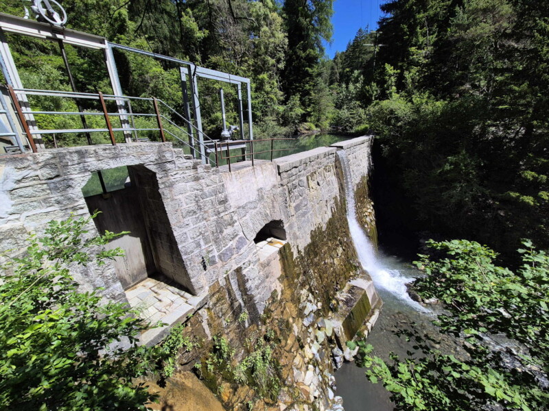 La retenue d'eau qui alimente le bisse de Clavau. Gorges de la Lienne. Randonnée bisse de Clavau.
