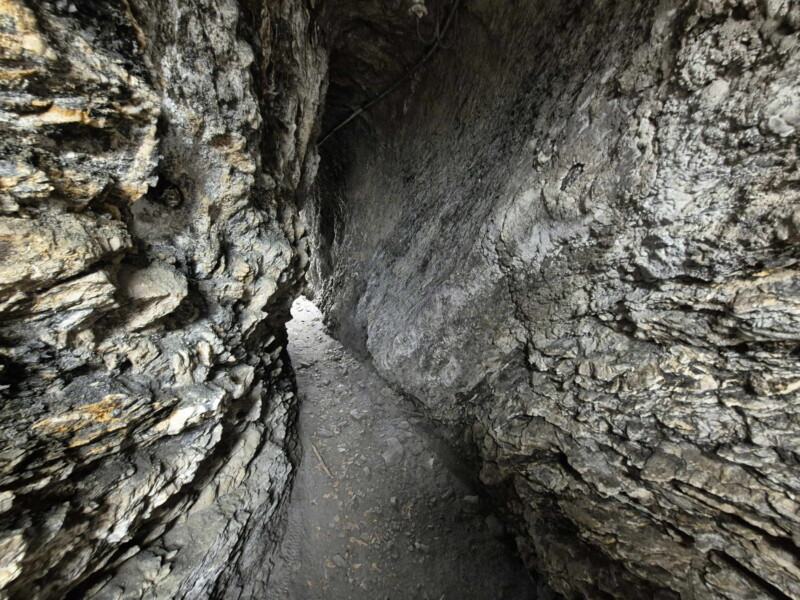 Gorges de la Lienne. L'étroit tunnel. Randonnée bisse de Clavau.