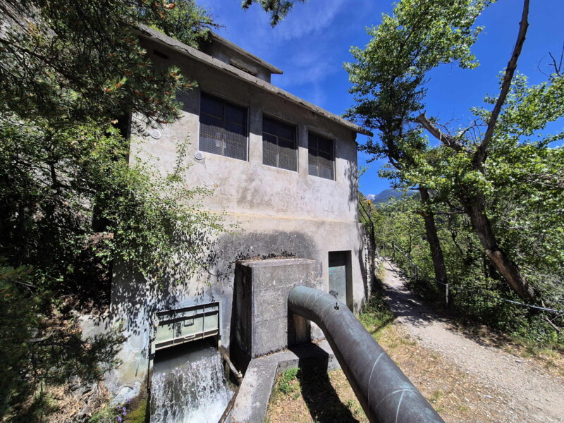 Le bâtiment qui permet de séparer l'eau canalisée depuis la retenue d'eau sur la Lienne. Une partie de l'eau alimente le bisse de Clavau (gauche) et l'autre partie reste canalisée et envoyée par l'usine de Beulet. (droite). Randonnée bisse de Clavau.