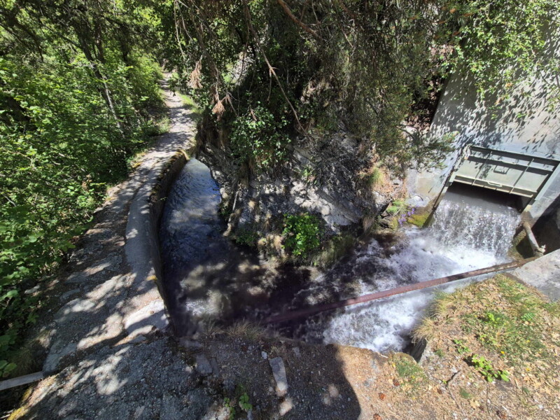 Central de Beulet. Le départ de la partie ouverte du bisse de Clavau. Randonnée bisse de Clavau.
