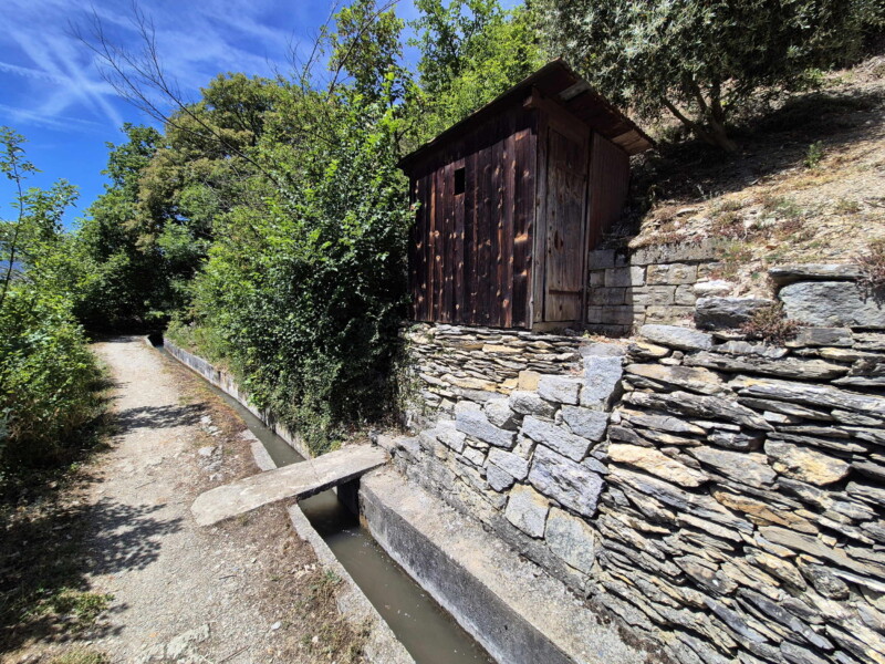 Vallée de la Lienne. Randonnée bisse de Clavau.