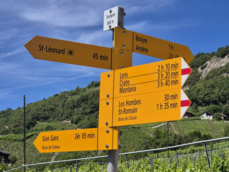 Vallée de la Lienne. Le passage au niveau de Tsampon à 668 mètres d'altitude. Randonnée bisse de Clavau.
