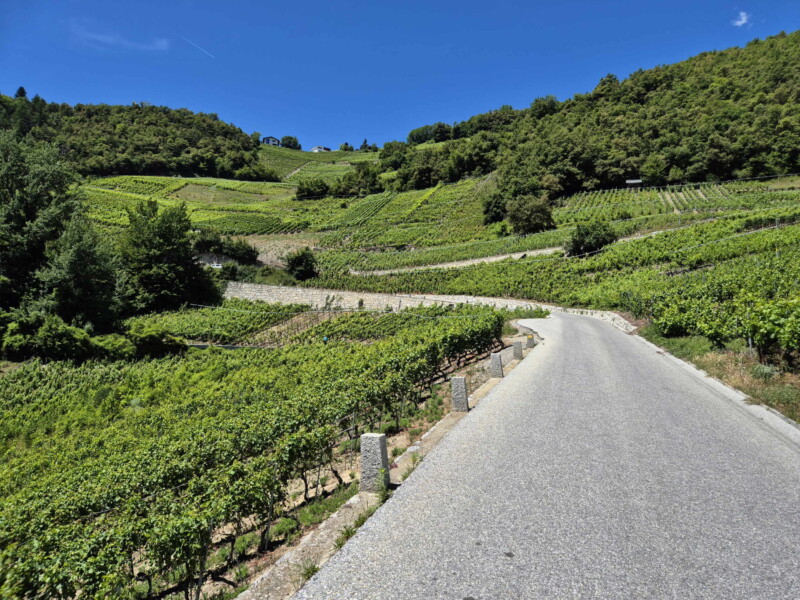 Vallée de la Lienne. Le croisement avec la route de Voos. Randonnée bisse de Clavau.