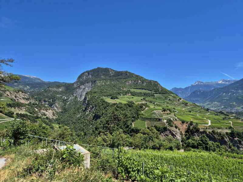 Vallée de la Lienne. La vue sur la colline du Châtelard et, sur la droite, le bas de la vallée de la Lienne. Randonnée bisse de Clavau.