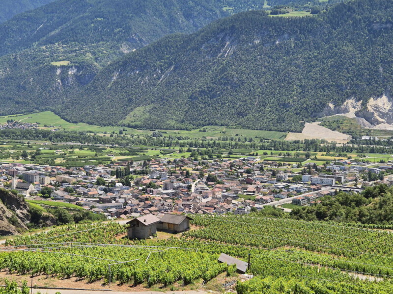 Vallée de la Lienne. Le zoom sur la ville de St-Léonard. Randonnée bisse de Clavau.
