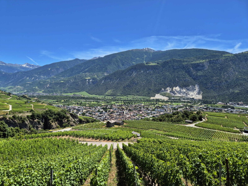 Vallée de la Lienne. La vue sur la vallée du Rhône et St-Léonard depuis sous le hameau de Granges. Randonnée bisse de Clavau.