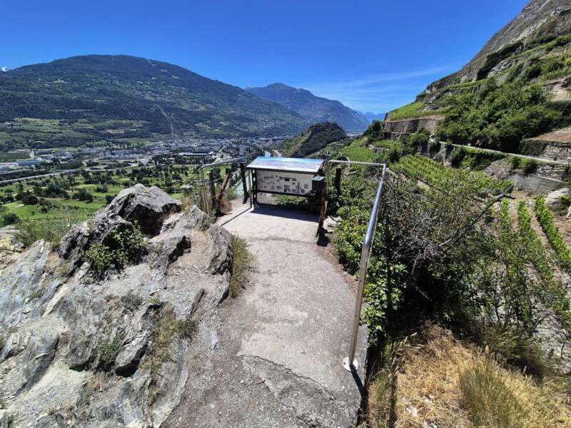 Vallée du Rhône - Sion. Le premier point de vue avec la magnifique vue sur les coteaux du Clavau. Randonnée bisse de Clavau.